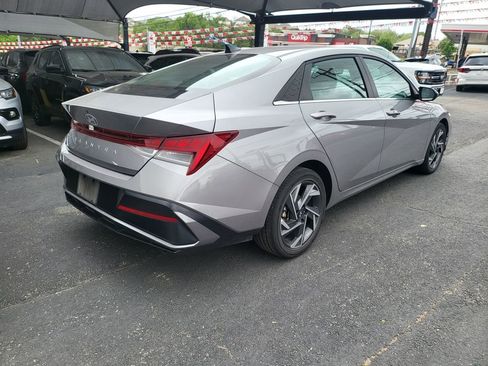 Used 2025 Hyundai Elantra SEL image 12