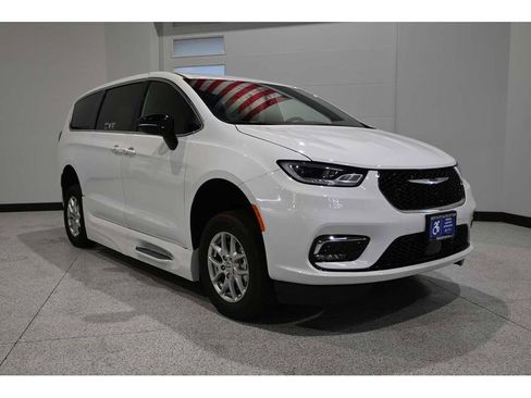 New 2024 Chrysler Pacifica Touring FWD image 3