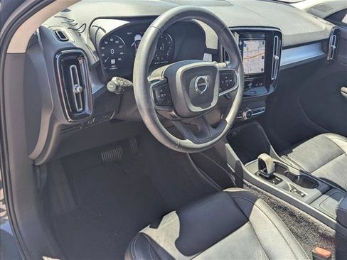 Used 2022 Volvo XC40 T5 Momentum w/ Premium Package AWD/4WD image 3