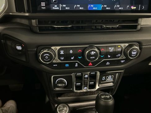 Used 2025 Jeep Wrangler Unlimited Sahara AWD/4WD image 25