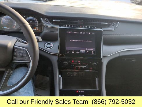 Used 2025 Jeep Grand Cherokee Altitude image 21