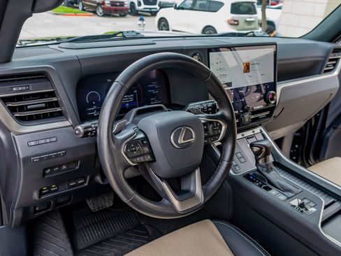 Used 2025 Lexus GX 550 image 17