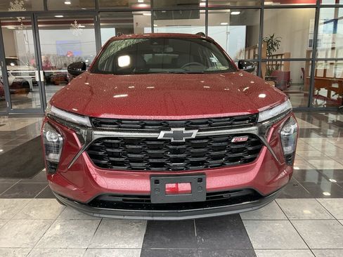 Used 2025 Chevrolet Trax RS w/ Sunroof Package image 2