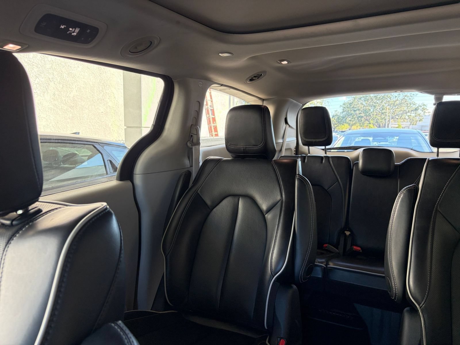Used 2023 Chrysler Pacifica Limited FWD image 42