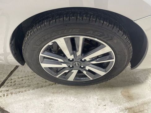 Used 2024 Nissan Versa SV FWD image 10
