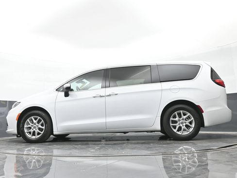 Used 2023 Chrysler Pacifica Touring FWD image 33
