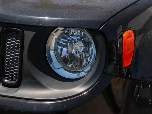 Used 2017 Jeep Renegade Altitude FWD image 2