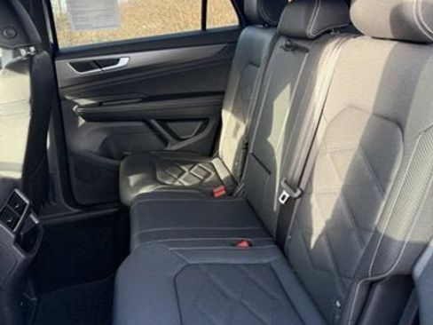 Certified 2025 Volkswagen Atlas Cross Sport SE image 9