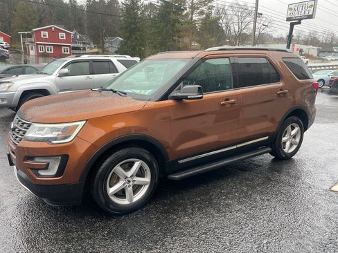 Used 2017 Ford Explorer XLT w/ Equipment Group 202A image 10