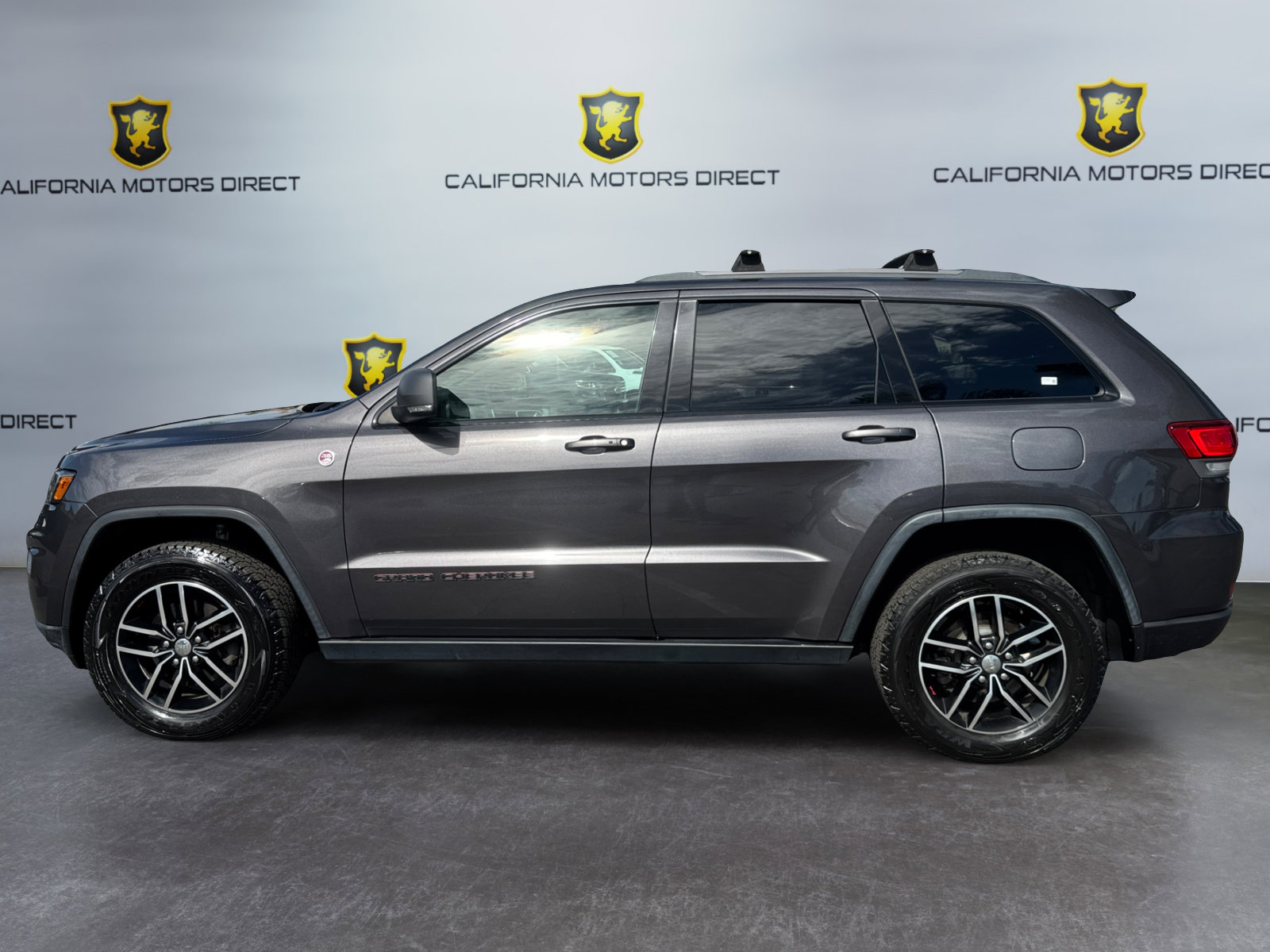 Used 2017 Jeep Grand Cherokee Trailhawk w/ Trailhawk Luxury Group AWD/4WD image 2