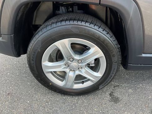 Used 2024 Jeep Compass Latitude AWD/4WD image 10