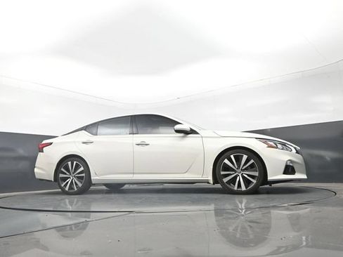 Used 2020 Nissan Altima 2.0 Platinum FWD image 28