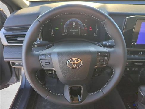 Used 2025 Toyota Camry SE FWD image 13