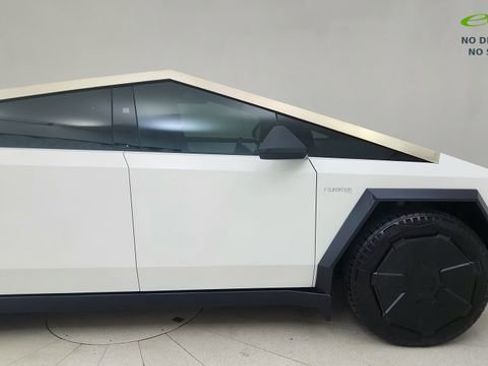 Used 2024 Tesla Cybertruck AWD Crew Cab image 8