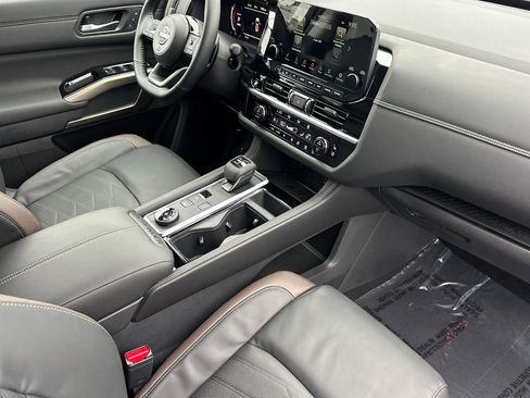 New 2025 Nissan Pathfinder Platinum image 19