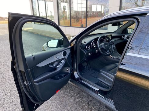 Used 2019 Mercedes-Benz GLC 300 4MATIC w/ Premium Package image 10