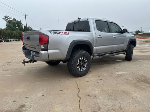 Used 2019 Toyota Tacoma TRD Off-Road w/ Technology Package AWD/4WD image 6