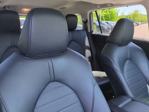 Used 2023 Toyota Highlander XLE FWD image 7