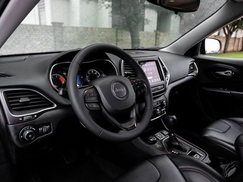 Used 2022 Jeep Cherokee Trailhawk image 25