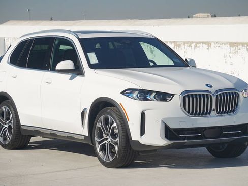 Used 2026 BMW X5 xDrive50e w/ Premium Package AWD/4WD image 3