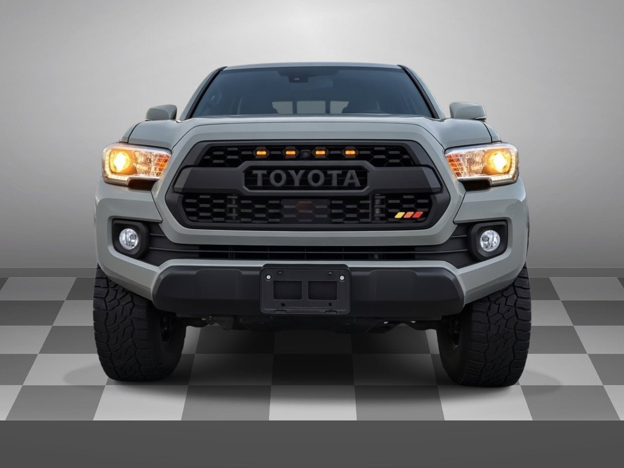 Used 2022 Toyota Tacoma TRD Off-Road w/ Technology Package AWD/4WD image 2