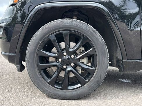 Used 2022 Jeep Grand Cherokee Laredo X AWD/4WD image 12