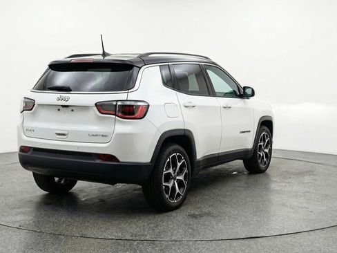Used 2025 Jeep Compass Limited image 9