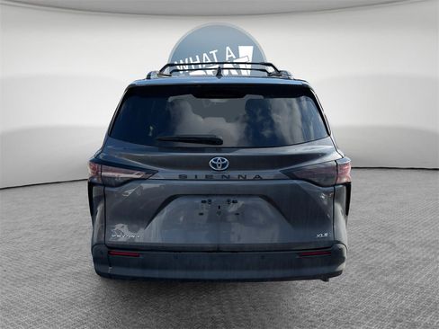 Used 2025 Toyota Sienna XLE w/ XLE Plus Package image 5
