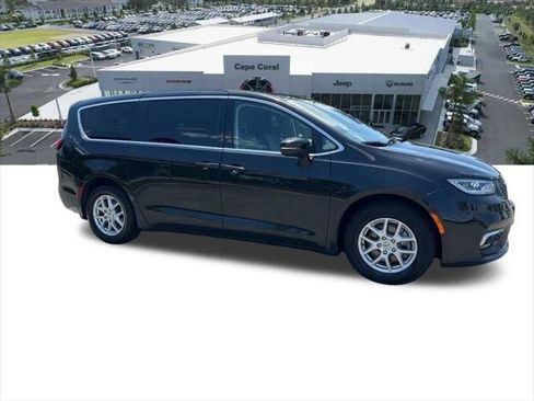 Certified 2023 Chrysler Pacifica Touring-L FWD image 12