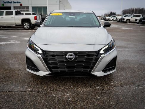 Used 2024 Nissan Altima 2.5 SV image 2