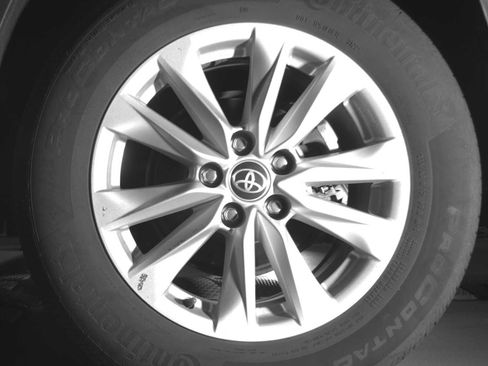 Used 2022 Toyota Corolla Cross LE AWD/4WD image 9