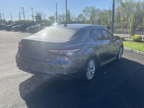 Used 2020 Toyota Camry XLE FWD image 3