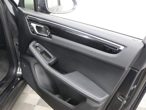 Used 2022 Porsche Macan AWD/4WD image 37