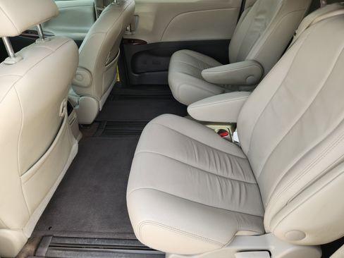 Used 2014 Toyota Sienna XLE image 37