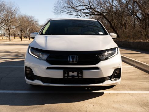 Used 2025 Honda Odyssey Touring image 3