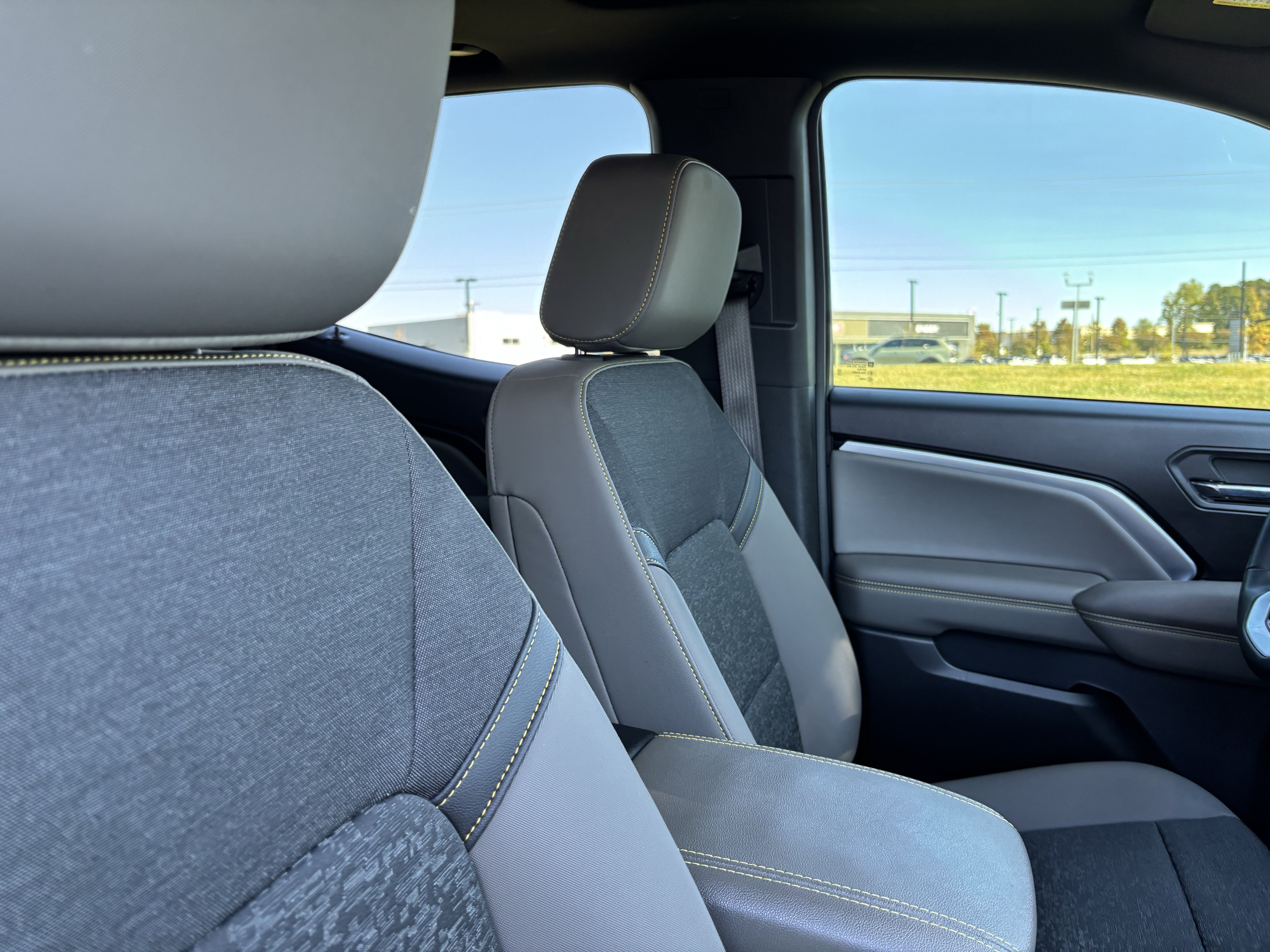 Used 2024 Chevrolet Colorado ZR2 w/ Technology Package AWD/4WD image 35