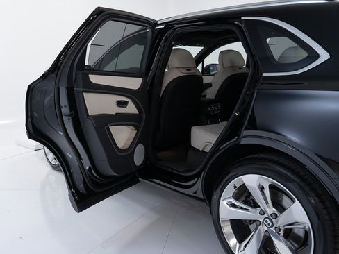 New 2025 Bentley Bentayga V8 image 20