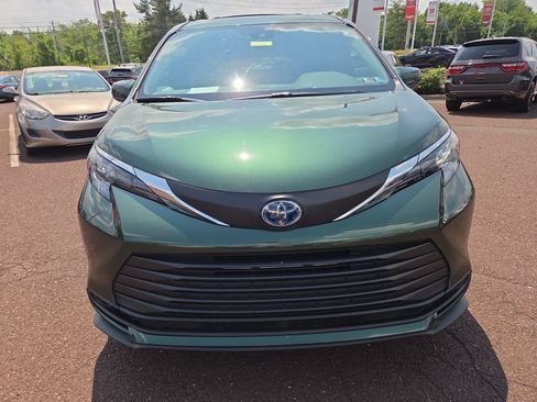 Used 2025 Toyota Sienna LE w/ LE Plus Package AWD/4WD image 8