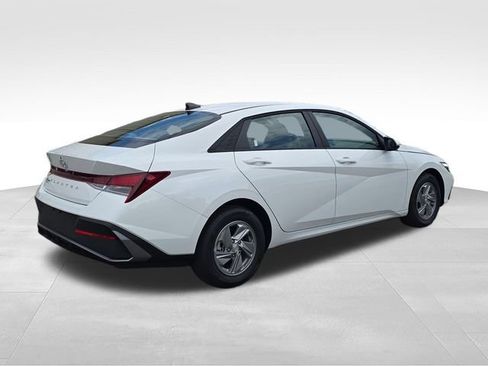 New 2026 Hyundai Elantra SE FWD image 5