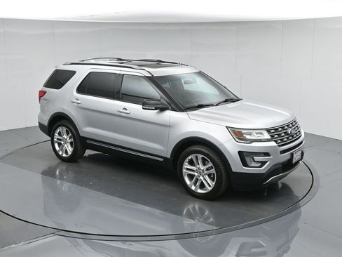 Used 2017 Ford Explorer XLT w/ Equipment Group 202A FWD image 45