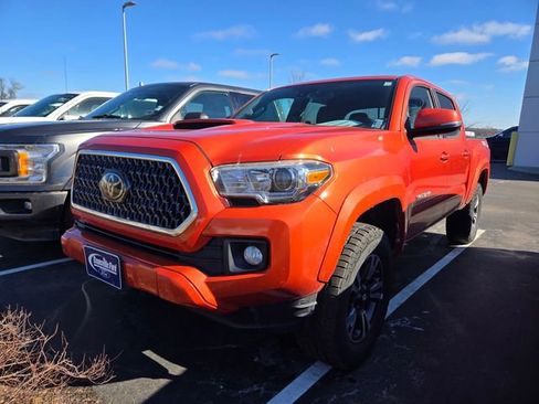 Used 2018 Toyota Tacoma TRD Sport image 2