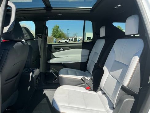 Used 2025 Chevrolet Traverse High Country AWD/4WD image 35