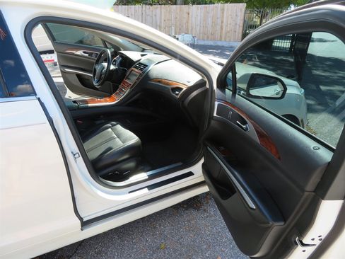 Used 2013 Lincoln MKZ Reserve image 27