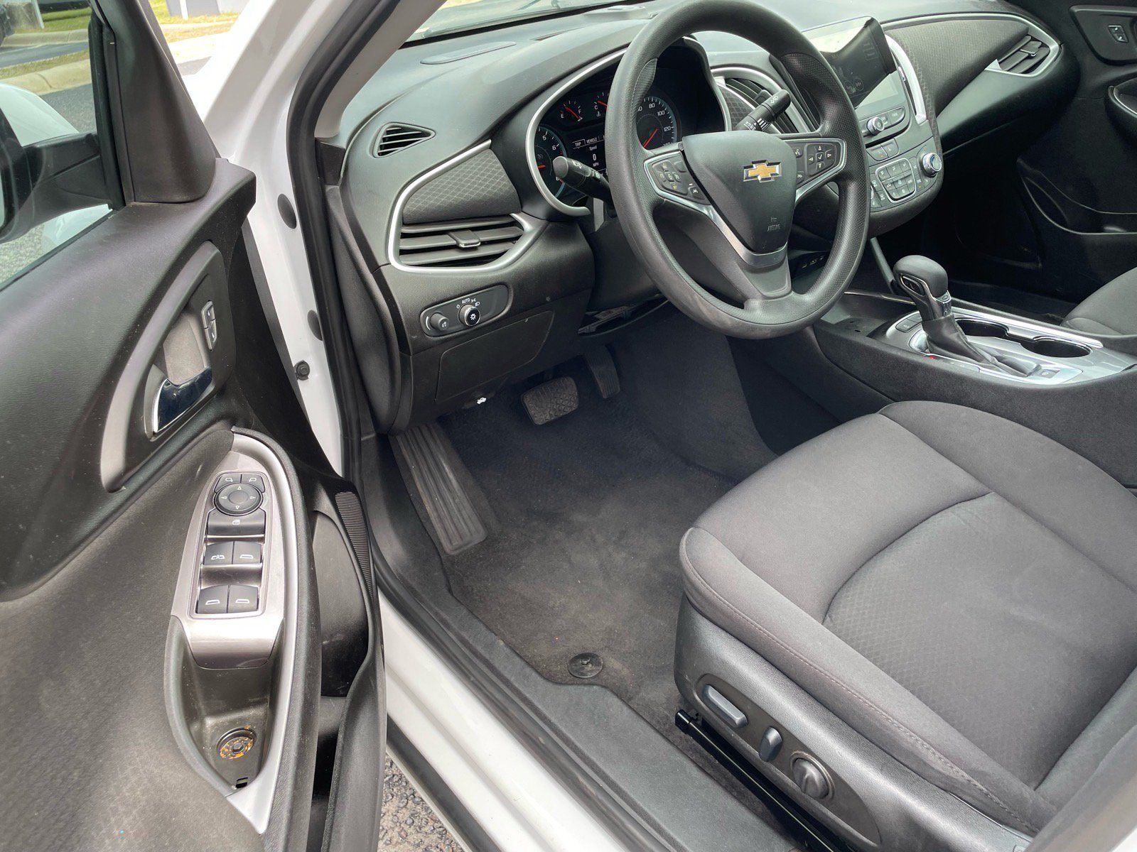 Used 2023 Chevrolet Malibu LT w/ Driver Confidence Package FWD image 4