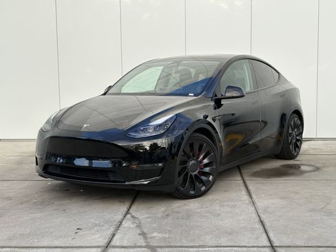 Used 2023 Tesla Model Y Performance image 2