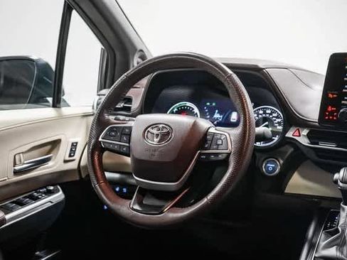 Certified 2023 Toyota Sienna Platinum image 16