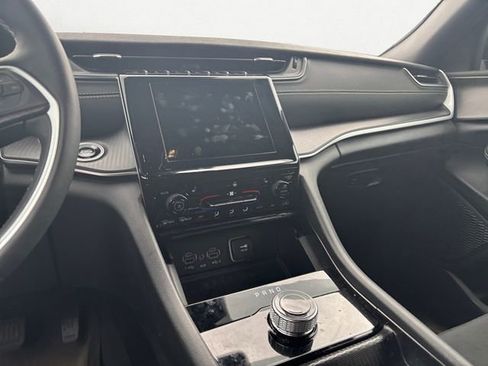 Used 2025 Jeep Grand Cherokee L Laredo w/ Luxury Tech Group I RWD image 11