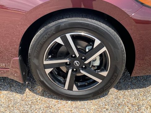 Used 2025 Nissan Sentra SV FWD image 9