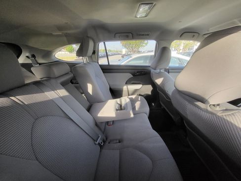 Used 2023 Toyota Highlander LE image 9