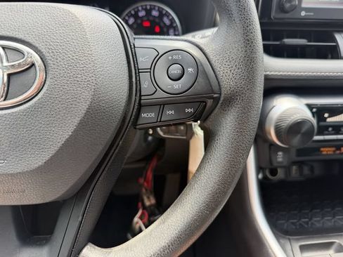 Used 2021 Toyota RAV4 LE FWD image 17